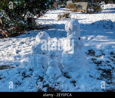 Cimetière de la paroisse de Sophien - trois Snowmen, tombes et arbres couverts de neige en hiver, Friedhof der Sophien Gemeinde, Mitte,Berlin,Allemagne Banque D'Images