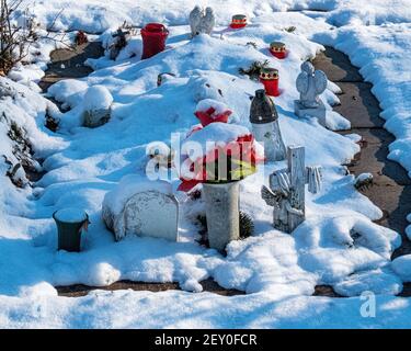 Cimetière de la paroisse de Sophien - Angel, croix et bougies commémoratives sur la tombe enneigée en hiver, Friedhof der Sophien Gemeinde, Mitte, Berlin, Allemagne Banque D'Images