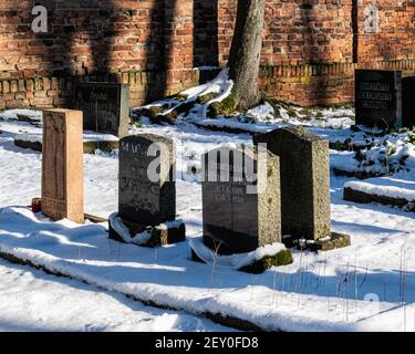 Cimetière de la paroisse de Sophien - tombes couvertes de neige en hiver, Friedhof der Sophien Gemeinde, Mitte,Berlin,Allemagne Banque D'Images