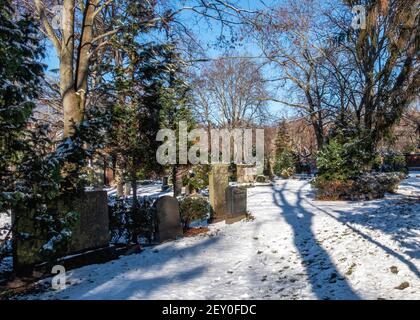 Cimetière de la paroisse de Sophien - tombes et arbres couverts de neige en hiver, Friedhof der Sophien Gemeinde, Mitte,Berlin,Allemagne Banque D'Images