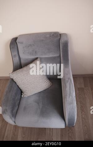 Photo colorée d'un siège et d'un minimalisme. Chaise de style rétro et vintage sur parquet et en bois, petit coussin sur le siège. Banque D'Images