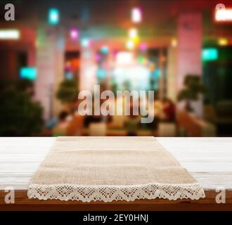 Serviette en toile vide avec dentelle, nappe sur table en bois et intérieur de pizzeria. Peut être utilisé pour l'affichage ou le montage de vos produits. fokus sélectif Banque D'Images