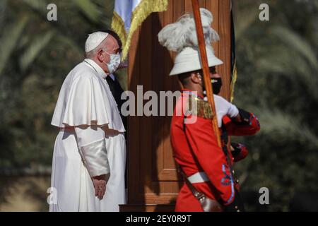 Bagdad, Irak. 05e mars 2021. Le pape François passe en revue une garde d'honneur au Palais présidentiel de Bagdad. Le pape François est arrivé en Irak vendredi pour la première visite papale jamais effectuée dans le pays du Moyen-Orient, un endroit où la communauté chrétienne a diminué au cours des années de guerre. Credit: Ameer Al Mohmedaw/dpa/Alamy Live News Banque D'Images