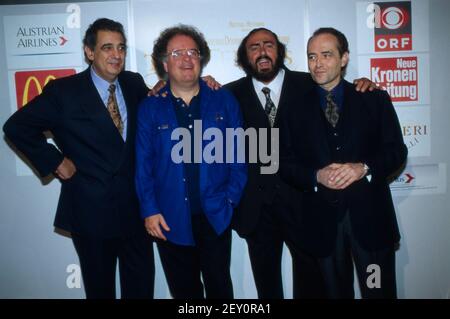 DIE DREI TENÖRE, 1995, Placido Domingo, Dirigent James Levine, Luciano Pavarotti, Jose Carreras. LES TROIS TÉNORS, 1995, ténor espagnol Placido Domingo, chef d'orchestre américain James Levine, ténor italien Luciano Pavarotti et ténor espagnol Jose Carreras Banque D'Images