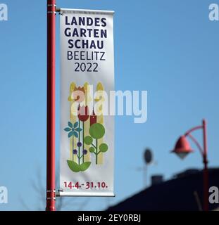 Beelitz, Allemagne. 02 mars 2021. Une bannière avec l'empreinte 'Landesgartenschau Beelitz 2022' est accroché sur un lampadaire dans le centre-ville. Le LAGA est prévu de 14.04 à 31.10.2022. Credit: Soeren Stache/dpa-Zentralbild/ZB/dpa/Alay Live News Banque D'Images