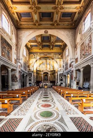 Vue sur le hall intérieur à l'intérieur de la belle église catholique de Rome Banque D'Images