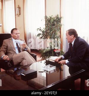 Der Alte, ZDF TV Krimi-Serie, 1980, Folge: Vertrauensstellung, Szene: Werner Kreindl als Dr. Koch, Siegfried Lowitz als Kommissar Köster. Der Alte, ZDF TV crime série, 1980, épisode: Vertrauensstellung, scène: Werner Kreindl comme Dr Koch et Siegfried Lowitz comme Kommissar Koester. Banque D'Images