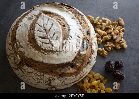 Pain de levain rond fait de grain entier photo de gros plan. Texture du pain fraîchement moulu. Concept de saine alimentation. Banque D'Images