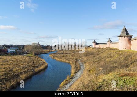 Paysage avec rivière Kamenka et Wall St. Euthymius monastère à Suzdal, la Russie. Billet d'anneau d'or Banque D'Images