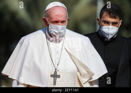 Bagdad, Irak. 05e mars 2021. Le pape François arrive au Palais présidentiel de Bagdad. Le pape François est arrivé en Irak vendredi pour la première visite papale jamais effectuée dans le pays du Moyen-Orient, un endroit où la communauté chrétienne a diminué au cours des années de guerre. Credit: Ameer Al Mohmedaw/dpa/Alamy Live News Banque D'Images