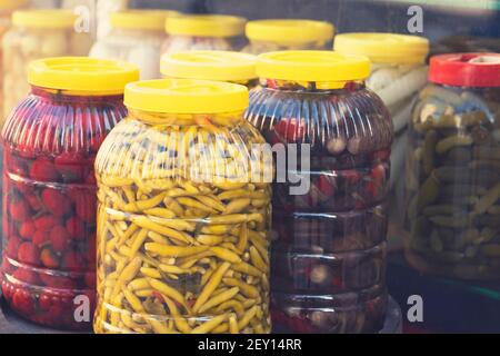 Pickles turcs traditionnels de divers fruits et légumes Banque D'Images