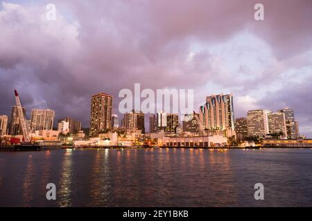 La nuit tombe sur la ville centre-ville de Honolulu Hawaii Metropolis United States Banque D'Images