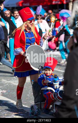 Mère et enfant en costume pendant le Carnaval de Limassol, Chypre, 1er mars 2020 Banque D'Images