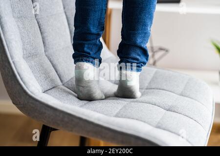 Meubles d'escalade pour filles. Sécurité en cas d'accident dans la chambre Banque D'Images