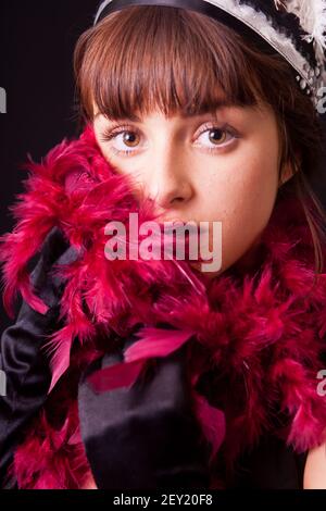 Jeune femme avec plumes boa Banque D'Images