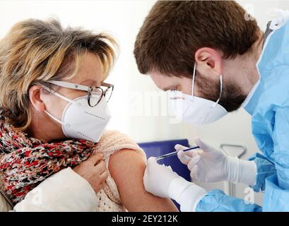 Alpen, Allemagne. 05e mars 2021. L'éducatrice Angelika Gurke-Verhülsdonk est vaccinée avec le vaccin AstraZeneca par l'infirmière Kevin Rheinfelder dans l'unité mobile de vaccination. Grâce à l'unité mobile centrale, un plus grand nombre de personnes de tout le comté peuvent maintenant être vaccinées plus rapidement. Crédit : Roland Weihrauch/dpa/Alay Live News Banque D'Images