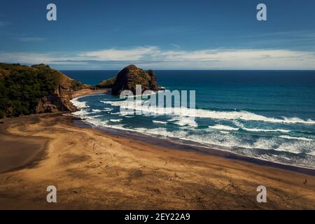 La belle plage de Piha autour du célèbre Lion Rock, en Nouvelle-Zélande Banque D'Images