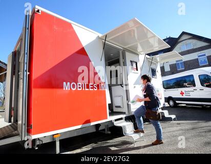 Alpen, Allemagne. 05e mars 2021. L'éducateur Ute Ferdenhert entre dans l'unité mobile de vaccination pour être vacciné avec le vaccin AstraZeneca. Grâce à l'unité mobile centrale, un plus grand nombre de personnes de tout le district peuvent maintenant être vaccinées plus rapidement. Crédit : Roland Weihrauch/dpa/Alay Live News Banque D'Images