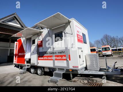 Alpen, Allemagne. 05e mars 2021. L'unité mobile de vaccination de la Croix-Rouge se trouve à son dépôt à des fins de test. Grâce à l'unité mobile centrale, un plus grand nombre de personnes de tout le comté peuvent maintenant être vaccinées plus rapidement. Crédit : Roland Weihrauch/dpa/Alay Live News Banque D'Images