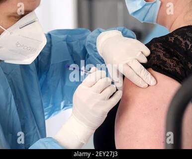 Alpen, Allemagne. 05e mars 2021. Un éducateur est vacciné avec le vaccin AstraZeneca par l'infirmière Kevin Rheinfelder de l'unité mobile de vaccination. Grâce à l'unité mobile centrale, un plus grand nombre de personnes de tout le comté peuvent maintenant être vaccinées plus rapidement. Crédit : Roland Weihrauch/dpa/Alay Live News Banque D'Images