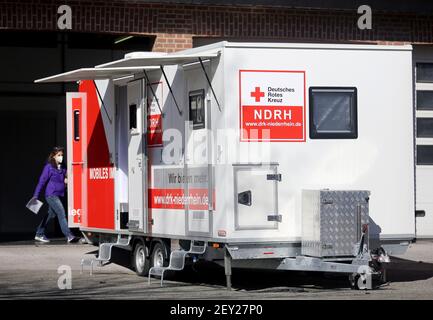 Alpen, Allemagne. 05e mars 2021. Un éducateur se présente à l'unité mobile de vaccination pour être vacciné avec le vaccin AstraZeneca. Grâce à l'unité mobile centrale, un plus grand nombre de personnes de tout le comté peuvent maintenant être vaccinées plus rapidement. Crédit : Roland Weihrauch/dpa/Alay Live News Banque D'Images