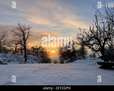 Magnifique coucher de soleil en hiver dans les montagnes sur une neige froide et ensoleillée jour Banque D'Images