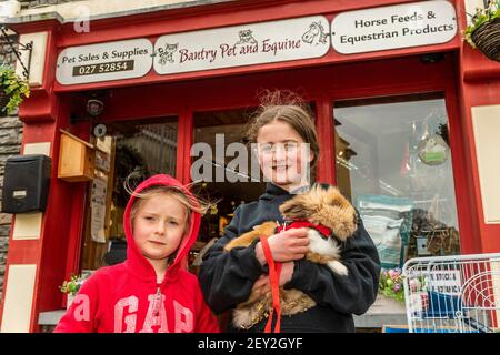 Bantry, West Cork, Irlande. 5 mars 2021. 'Snickers', un lapin croisé de la tête de lion/Angora, appréciait l'air frais aujourd'hui avec ses propriétaires, ses sœurs Sarah et Abbie Batters. Crédit : AG News/Alay Live News Banque D'Images