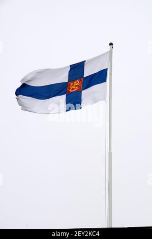 Le drapeau national finlandais survolant le palais présidentiel à Helsinki, en Finlande Banque D'Images