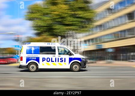 Véhicule de police finlandais à la vitesse de la ville le jour de l'été, flou de mouvement. Salo, Finlande. 19 septembre 2020 Banque D'Images