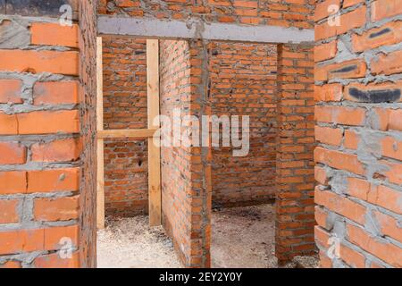 Construction de bâtiments non finis en linteau de béton monolithique de porte. Banque D'Images