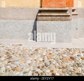 Ancienne colonne orange dans le pays d'europe italie et brique de marbre Banque D'Images