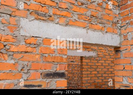 Porte en gros plan, linteau de béton monolithique, construction de bâtiments non finis. Banque D'Images