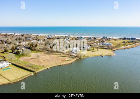 Vue aérienne sur le lac d'Agawam et la plage de Gin, Southampton, NY Banque D'Images