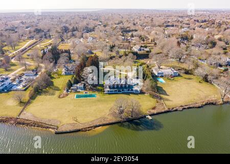 Vue aérienne des maisons sur le lac agawam, Southampton, NY Banque D'Images