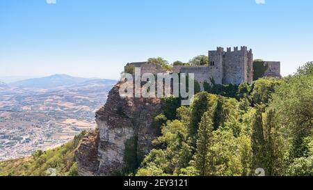 Vue sur les ruines antiques du château de Vénus à Erice, Sicile, Italie Banque D'Images