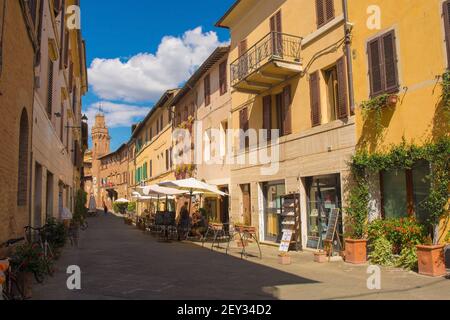 Buonconvento, Italie - 3 septembre 2020. Une grande rue dans le village médiéval historique de Buonconvento dans la province de Sienne, en Toscane Banque D'Images