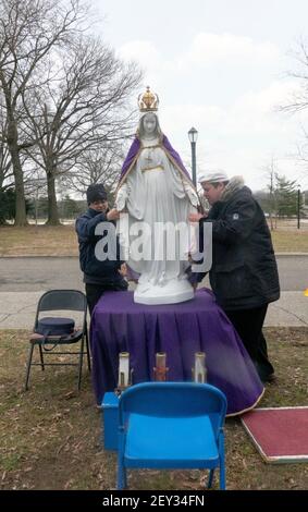 2 catholiques dévoués ont installé une statue de la Vierge Marie sur le site de la Reine où Veronica Lueken a vu ses visions de Jésus, Marie et divers saints. Banque D'Images