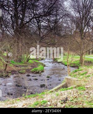 Ruisseau et sentier à Figgate Park Édimbourg, Écosse, Royaume-Uni Banque D'Images