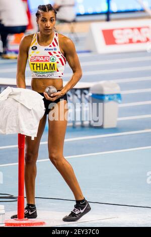 Nafissatou Nafi Thiam belge photographié en action lors du tir de l'événement féminin de pentathlon des Championnats européens d'athlétisme en salle, in Banque D'Images