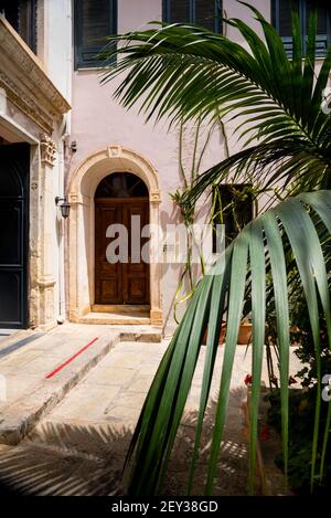 Entrée latérale en pierre voûtée de la cathédrale de l'Assomption de la Vierge Marie sur l'île grecque de Crète à la Canée, Grèce. Banque D'Images