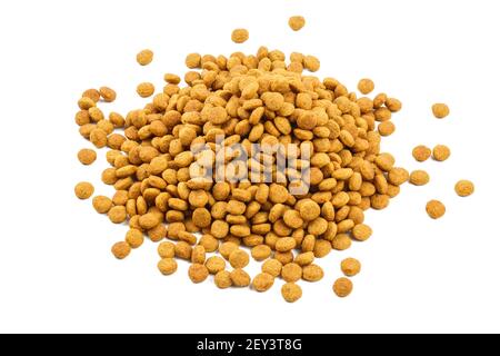 petite pile de croquettes sèches pour chats - isolées sur fond blanc. Banque D'Images