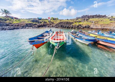 Des bateaux de pêche en bois colorés amarrés à la Perouse (Hanga Ho ONU), un petit village de pêche sur la côte nord de l'île de Pâques (Rapa Nui), au Chili Banque D'Images