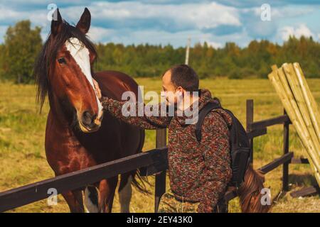 l'homme et le cheval amitié entre l'homme et l'animal Banque D'Images
