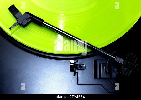 Disque de vinyle vert tournant sur un plateau tournant - aiguille gramophone - directement au-dessus Banque D'Images