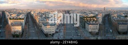 Autour de la France - vue panoramique sur Paris - Avenue des champs Elysées, vue de l'Arc de Triomphe Banque D'Images