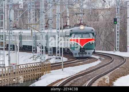 Les trains de voyageurs rétro s'approchent de la gare. Moscou. Russie. Banque D'Images