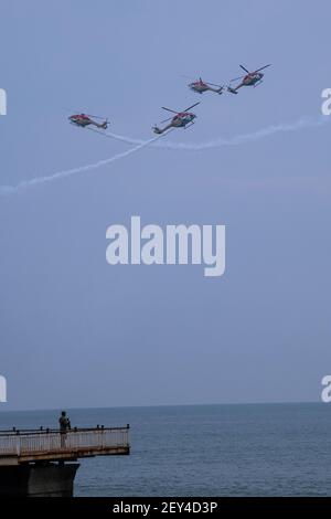 Colombo, Sri Lanka. 05e mars 2021. L'équipe aérobie de l'Indian Air Force Advanced Light Helicopter (ALH), 'rang', se produit lors des célébrations du 70e anniversaire de la Sri Lankan Air Force, à Colombo (photo de Vimukthi Embuldeniya/Pacific Press) Credit: Pacific Press Media production Corp./Alamy Live News Banque D'Images