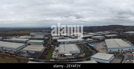 Coalville, Leicestershire, Royaume-Uni. 5 mars 2021. Vue sur les entrepôts de la zone industrielle de Bardon. Le nord-ouest du Leicestershire a le taux de coronavirus le plus élevé en Angleterre, selon les derniers chiffres de Santé publique Angleterre. On pense que la quantité de distribution et d'entreposage dans la région qui attire leur main-d'œuvre de l'ensemble des Midlands pourrait en être la raison. Credit Darren Staples/Alay Live News. Banque D'Images