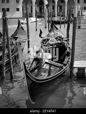 Télécabine sur le Grand Canal à Venise, Italie. Photographie en noir et blanc, paysage urbain vénitien Banque D'Images