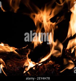 Gros plan d'une pile de bois en feu avec des flammes. Concept environnemental. Banque D'Images